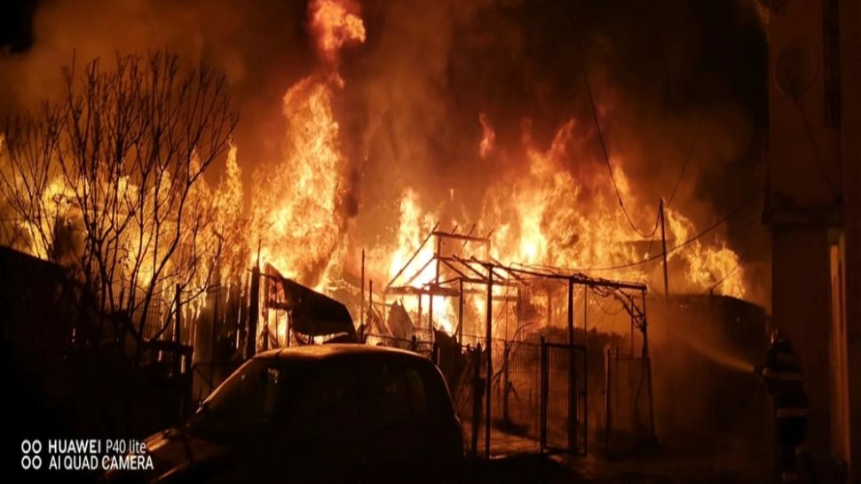 Incendiu PUTERNIC în localitatea Molid din județul Suceava. Au ars 10 anexe pe o suprafață de aproximativ 300 mp