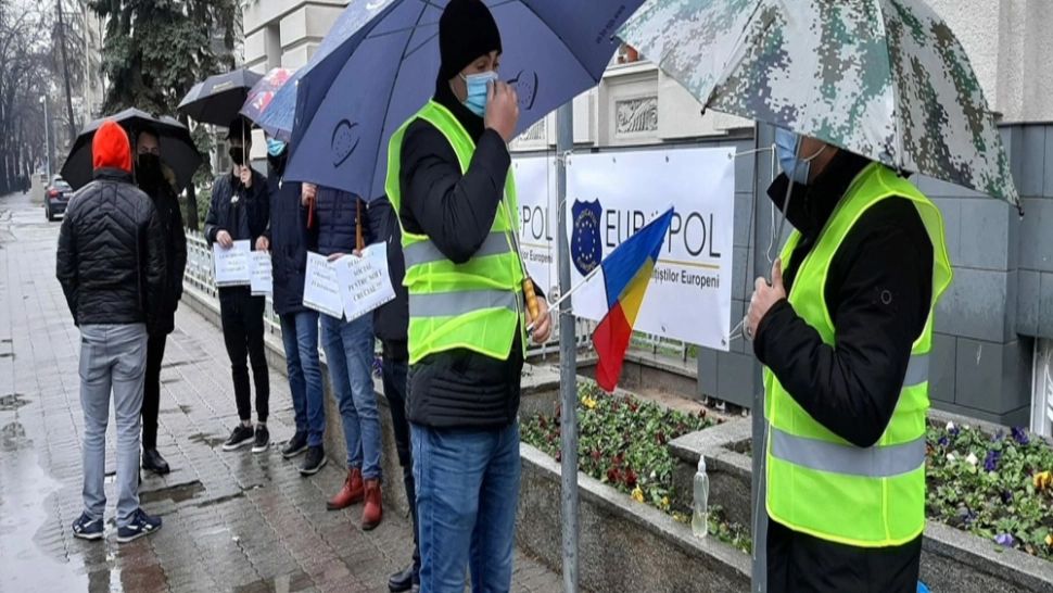 Angajaţii din penitenciar, protest în faţa Prefecturii Dolj