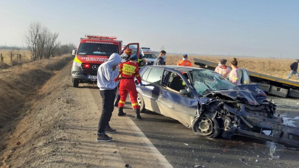 Accident cu 3 maşini, la ieşirea din Sibiu. Trafic blocat