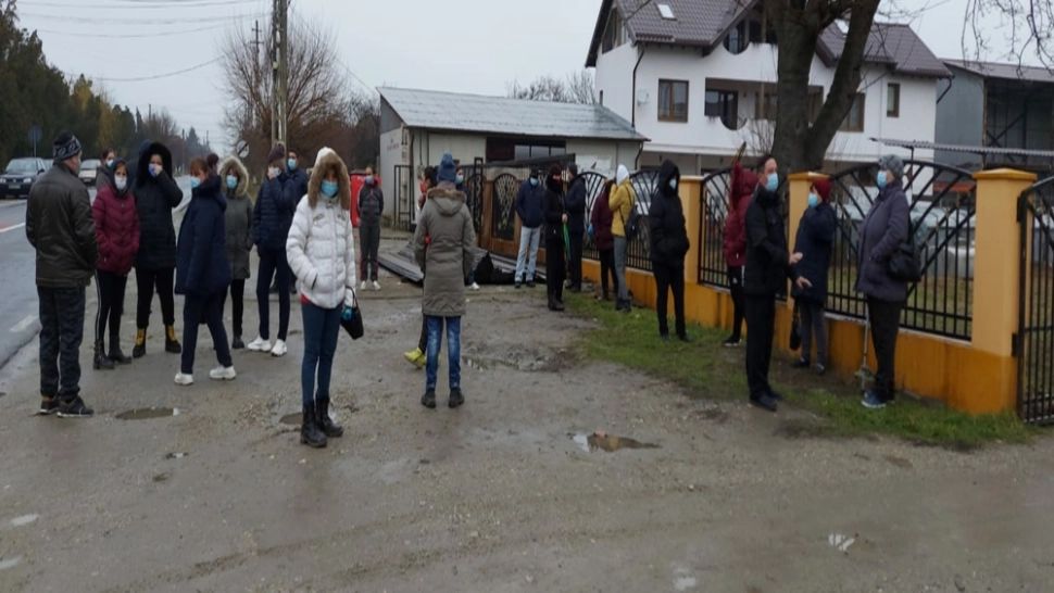 VIDEO Zeci de părinți în stradă, nemulțumiți de schimbarea directorului la o școală din Olt