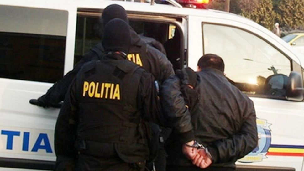 Cinci persoane, reținute pentru proxenetism în urma unor percheziții în Dâmbovița