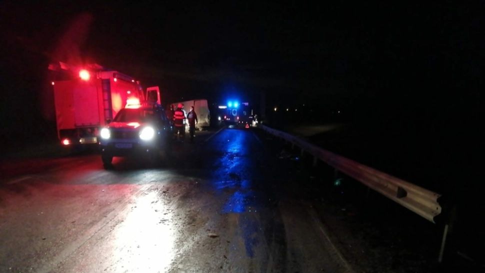 Microbuz de persoane, implicat într-un accident rutier, pe DN11: doi răniți, transportați la spital