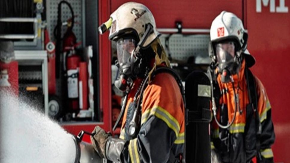 Incendiu la o fabrică de mobilă din Ploiești. Au ars materialele de lemn depozitate și peretele unei vulcanizări 