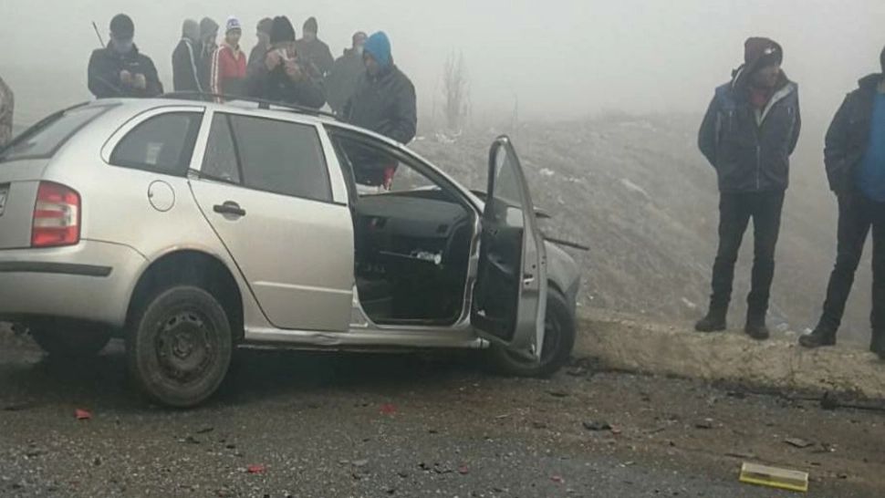 Ceața face victime pe șosele din țară: O persoană în stare gravă la spital după ce a intrat cu mașina într-un autocamion