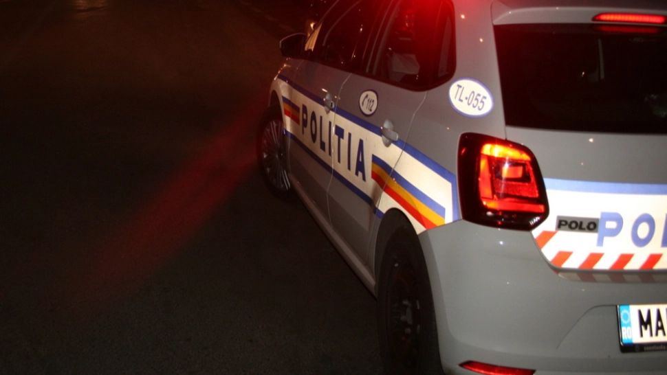 Bebeluș abandonat în scara unui bloc din Vâlcea. Mama copilului, căutată de poliție