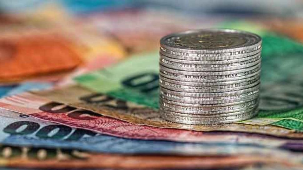 Buget 2021. Guvernul a tăiat în carne vie! Pensiile și salariile îngheață, sporurile de la stat și cele COVID-19 din prefecturi - eliminate