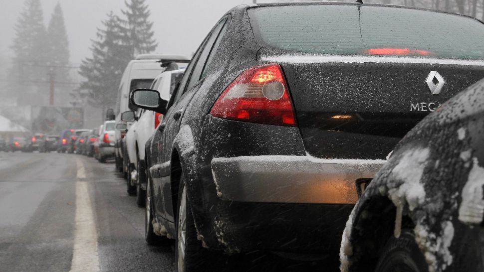 Românii iau cu asalt muntele: Trafic INFERNAL, plus un accident, pe Valea Prahovei. Ce rute alternative recomandă poliția