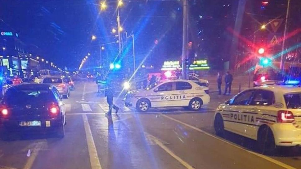 Mașină de POLIȚIE răsturnată, în Capitală, după un impact nimicitor: o victimă  - FOTO