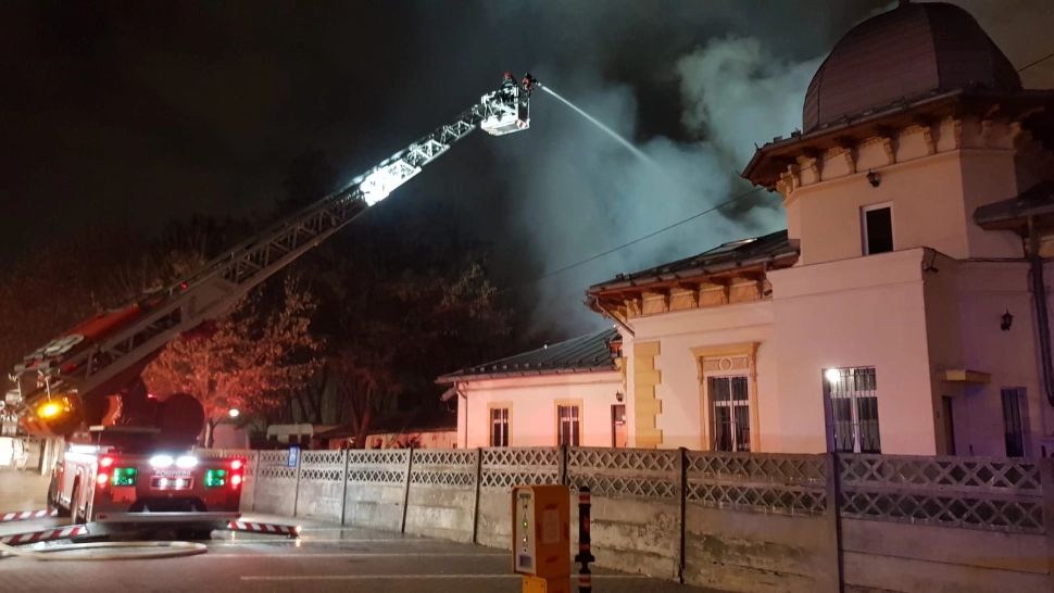 FOTO | Incendiu la o casă din București. Intervenție de urgență a pompierilor