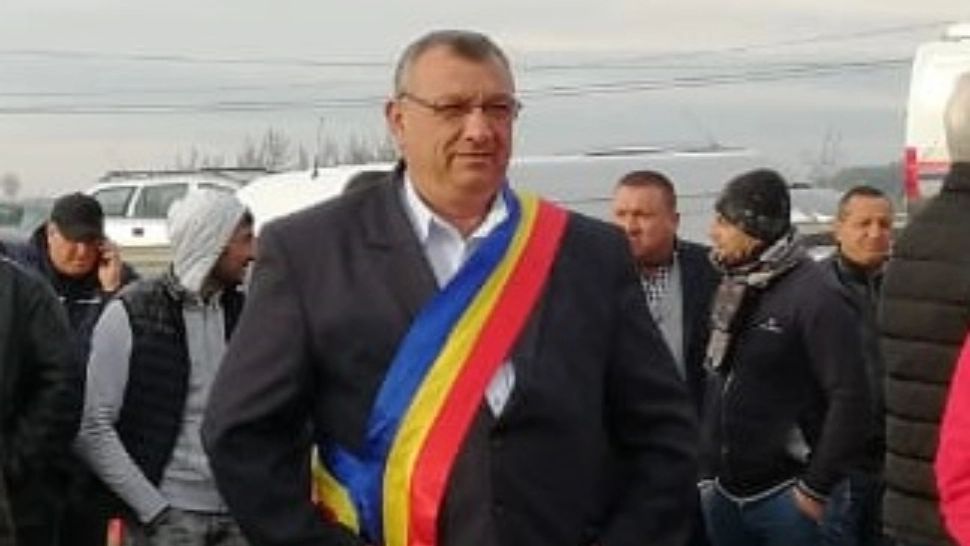 VIDEO Fost primar din Vrancea, săltat de mascați din propria casă 