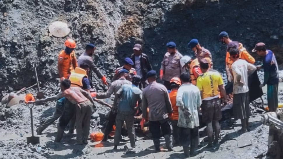 Alunecare de teren la un sit minier din Indonezia: Șase persoane și-au pierdut viața, iar o alta a fost dată dispărută