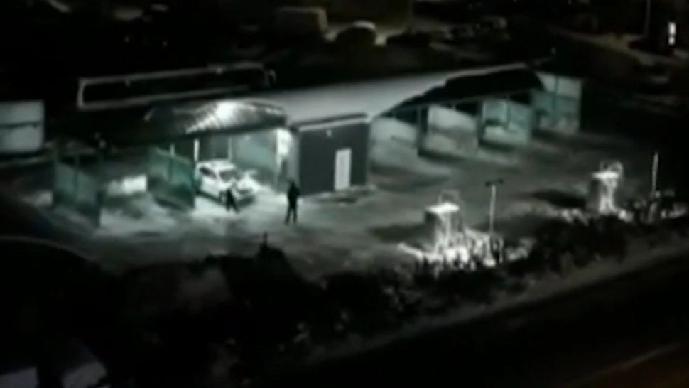 VIDEO Scene INCREDIBILE la o spălătorie din Suceava: Mașină a poliției, spălată la 1 noaptea. Polițista dă indicații prin megafon