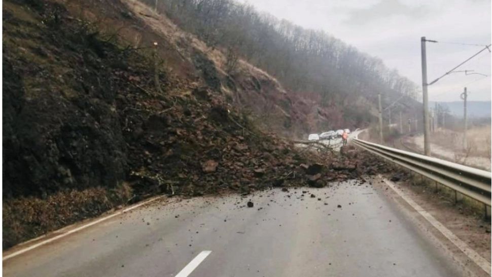 Alunecare de tren de proporții pe DN7, în județul Arad. Un drum complet blocat