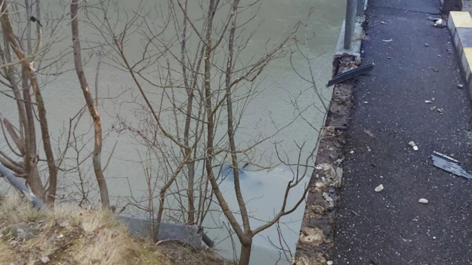 Doi tineri au căzut cu mașina în râul Olt de la o înălţime de 20 de metri