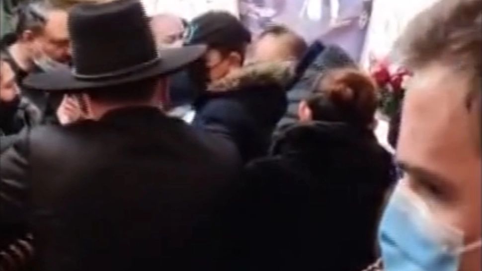 VIDEO Înmormântare tradițională de bulibașă, la Cluj, FĂRĂ fără distanțare socială. Poliția a stat de pază