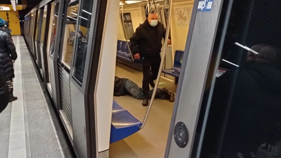VIDEO Incident la metrou - Unui bărbat i s-a făcut rău - Trenul a fost evacuat de urgență