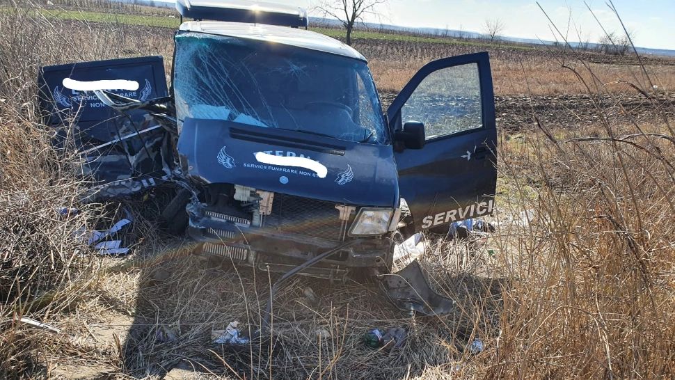 O mașină a luat foc pe DN64, în județul Olt: 4 victime. Trafic rutier blocat 