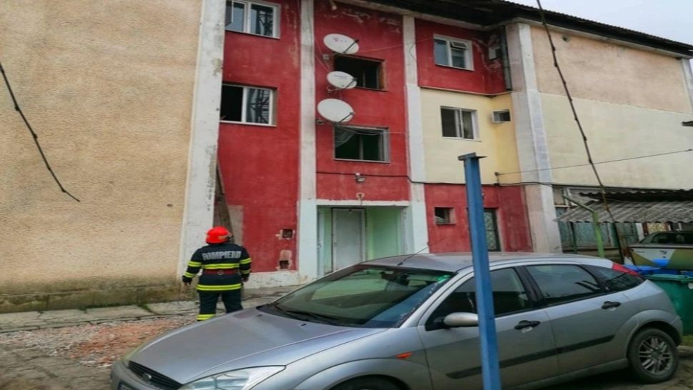 Incendiu într-un bloc din localitatea Comana. Două persoane, intoxicate cu fum