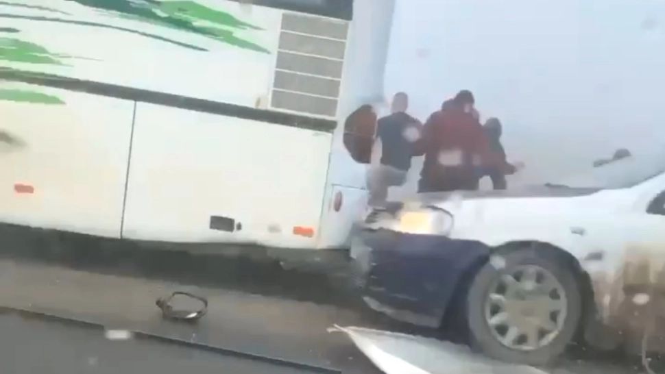 VIDEO Val de accidente în județul Iași. Un șofer care privea alt accident s-a izbit de un autocar 
