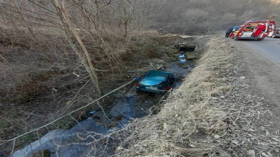 FOTO | Momente cumplite pentru un copil de 3 ani. Mașina în care se afla cu părinții a căzut în gol mai mulți metri - accident în Cluj