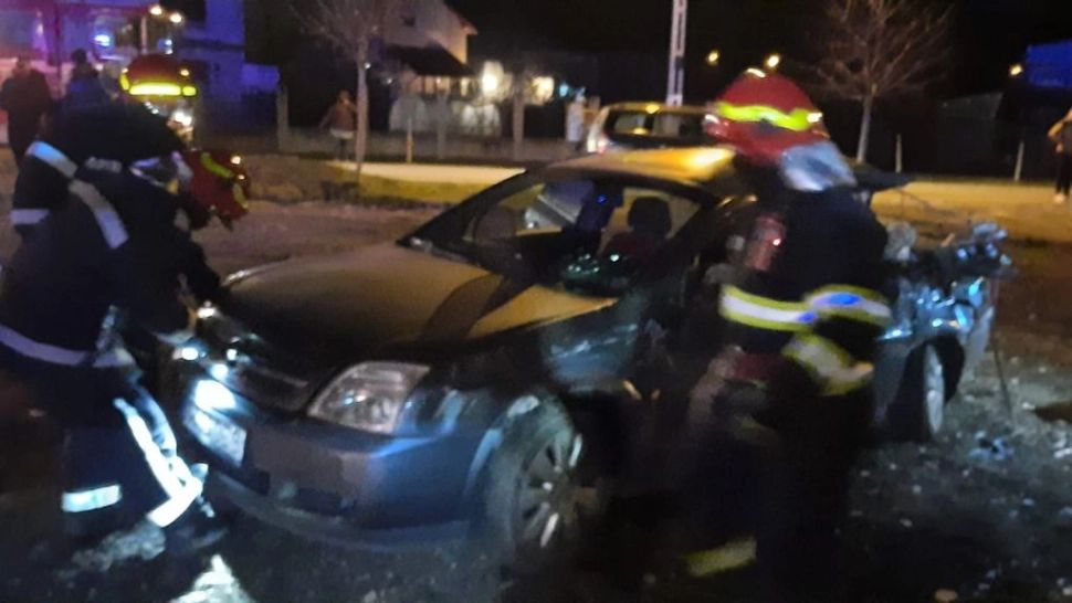 Mașină lovită de tren lângă Timișoara, un copil și o femeie au fost răniți