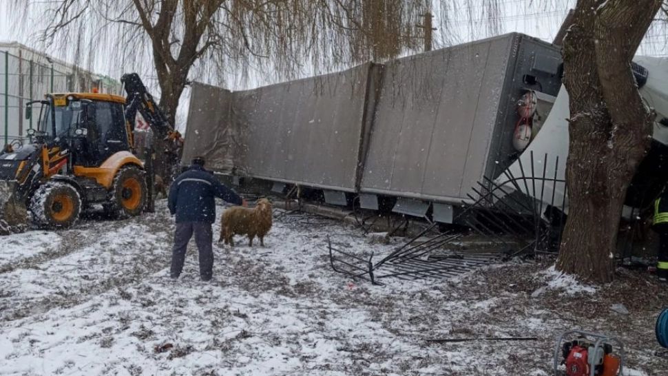 Un TIR încărcat cu oi s-a izbit de gardul unei școli din județul Alba: Șoferul a rămas încarcerat și este inconștient