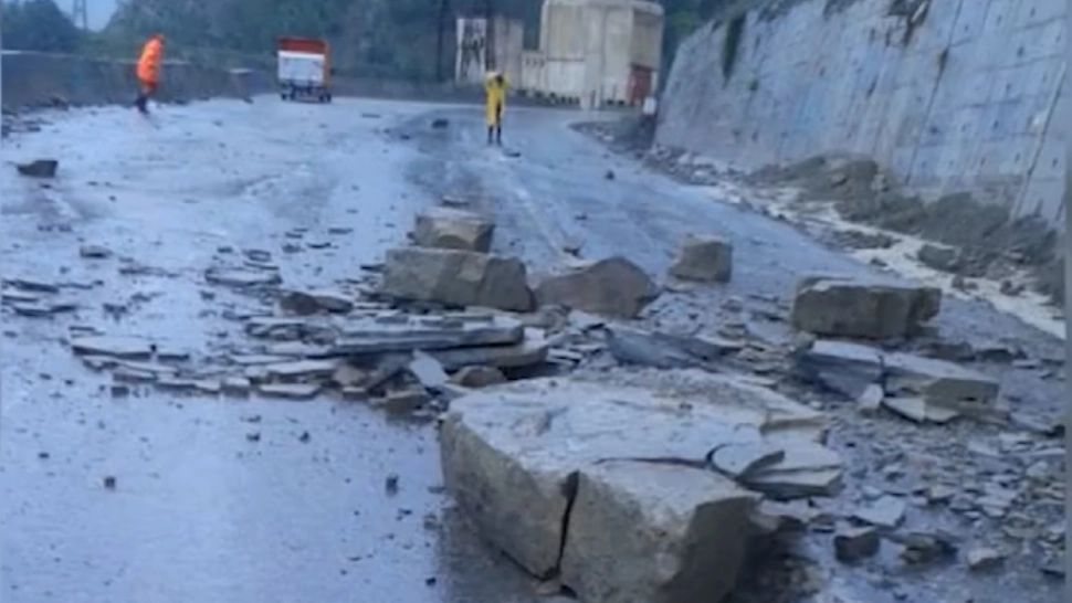 EXCLUSIV "Jocuri de putere" - Incompetență criminală, parapeți de plastic în calea stâncilor care cad pe șosea