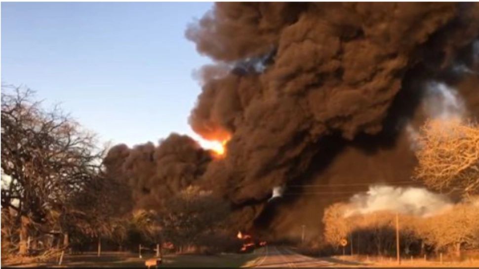 VIDEO Explozie puternică în SUA. Un  tren care transporta petrol s-a ciocnit cu un TIR 