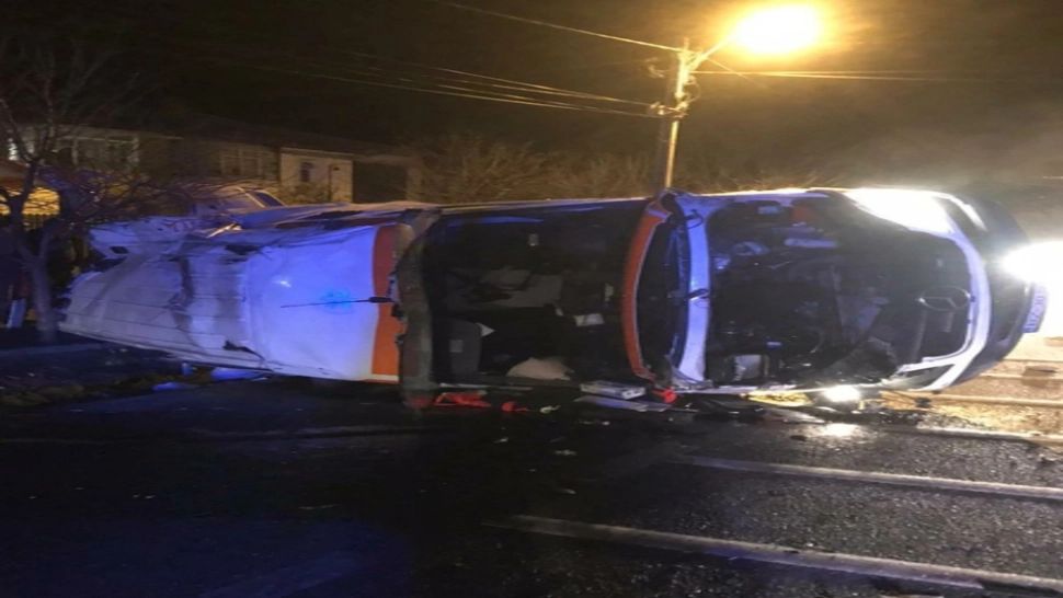 Ambulanță implicată într-un accident grav. O pacientă Covid-19 a decedat după ce mașina a intrat într-un cap de pod