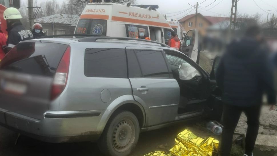FOTO Accident în Teleorman: Un bărbat a MURIT, iar altul a ajuns la spital după ce mașina în care se aflau a intrat într-un cap de pod