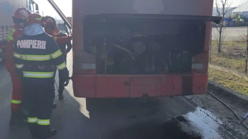 Incendiu la un autobuz cu zeci de pasageri, într-o localitate din Argeș