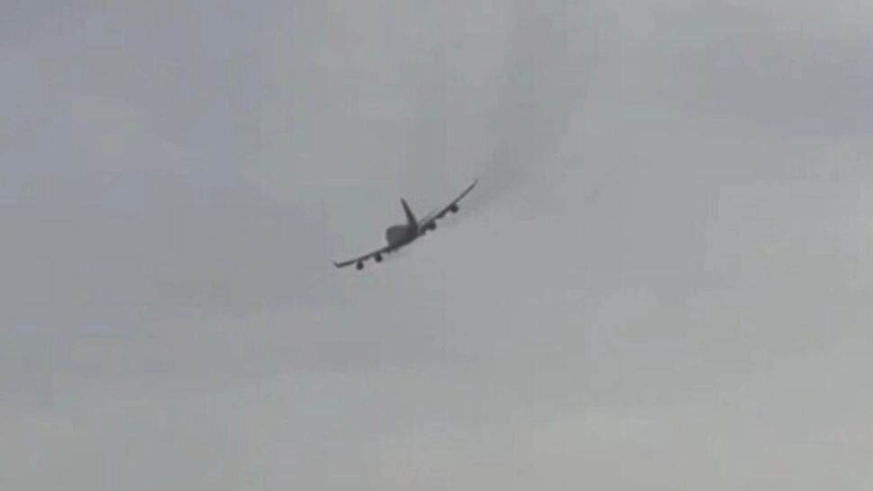 VIDEO - Incident aviatic - Bucăți din motorul unui avion au căzut la decolare - Mai multe mașini au fost distruse