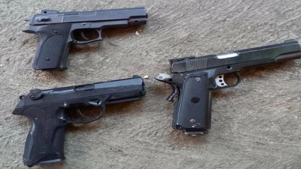  Descinderi la locuințele unor adolescenți din județul Dâmbovița care dețineau ilegal mai multe arme