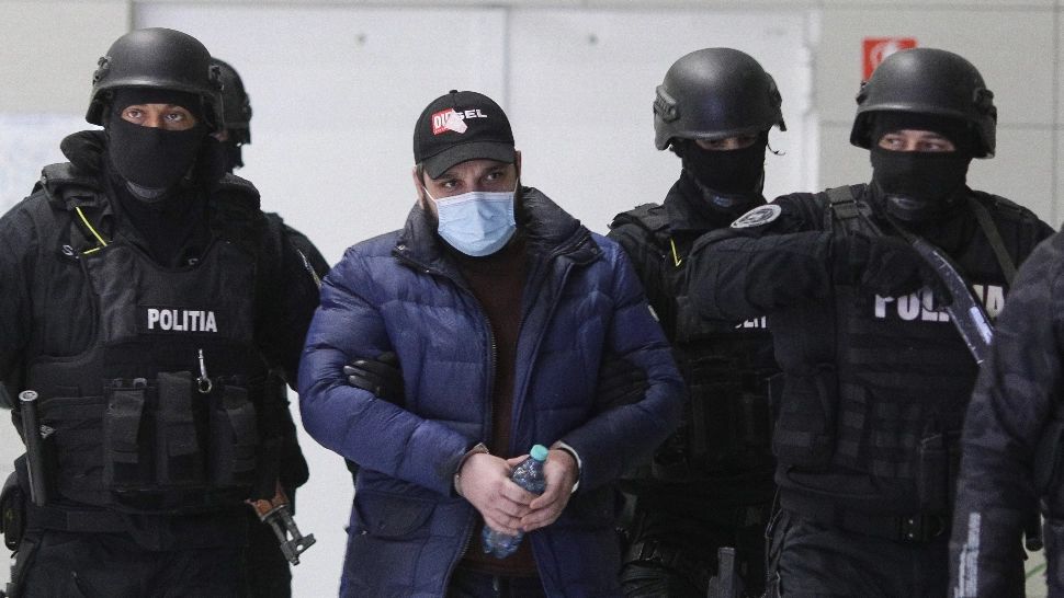 Unul dintre cei mai căutați interlopi români a fost adus în țară noaptea trecută - El a înjunghiat un tânăr, în fața unui club 