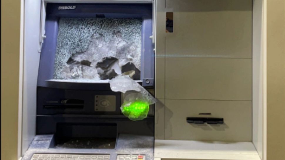 Caz HALUCINANT în Italia: Româncă arestată după ce a spart un bancomat cu ciocanul 