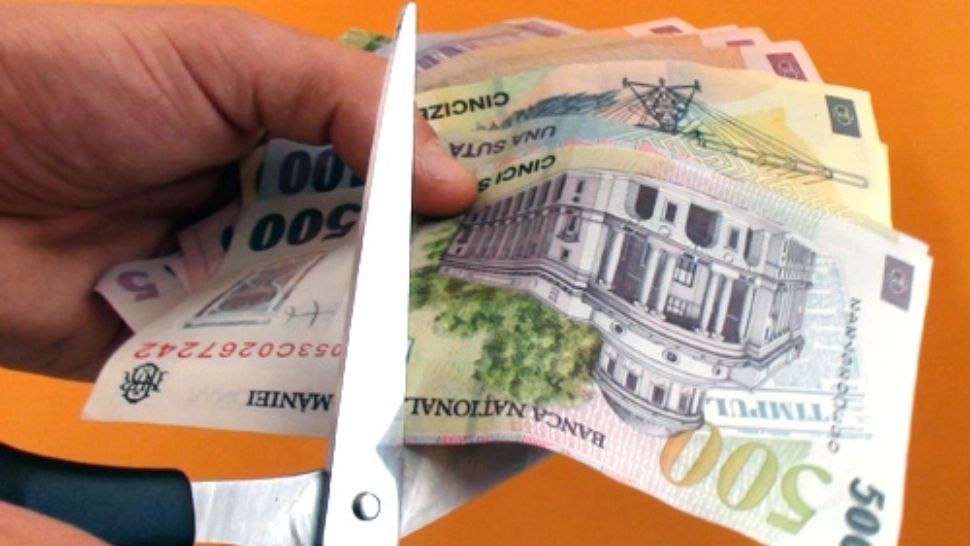 Lovitură pentru bugetarii României. Ce salarii ar putea fi tăiate
