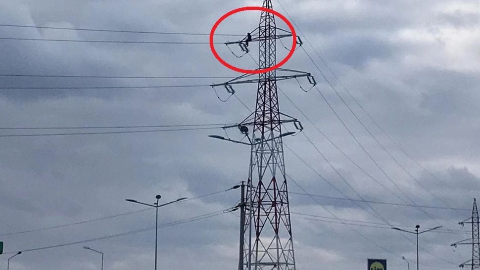 Un bărbat a amenințat că se aruncă de pe un stâlp de înaltă tensiune din Focșani - FOTO/VIDEO