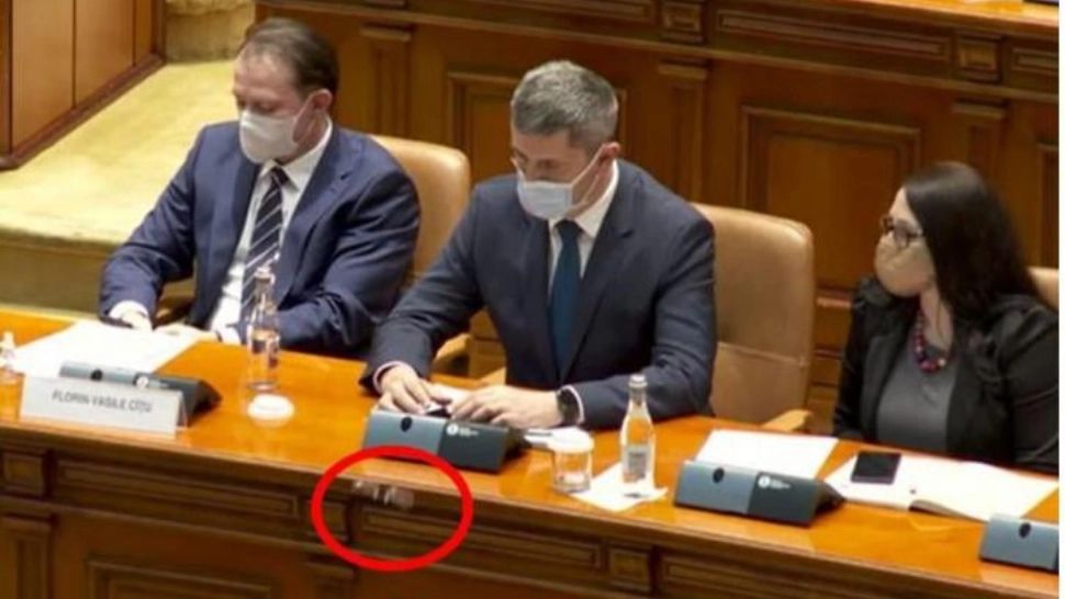 Dan Barna, explicații după imaginile virale în care altcineva îi recupera ochelarii: „Îmi pare rău de gestul meu”