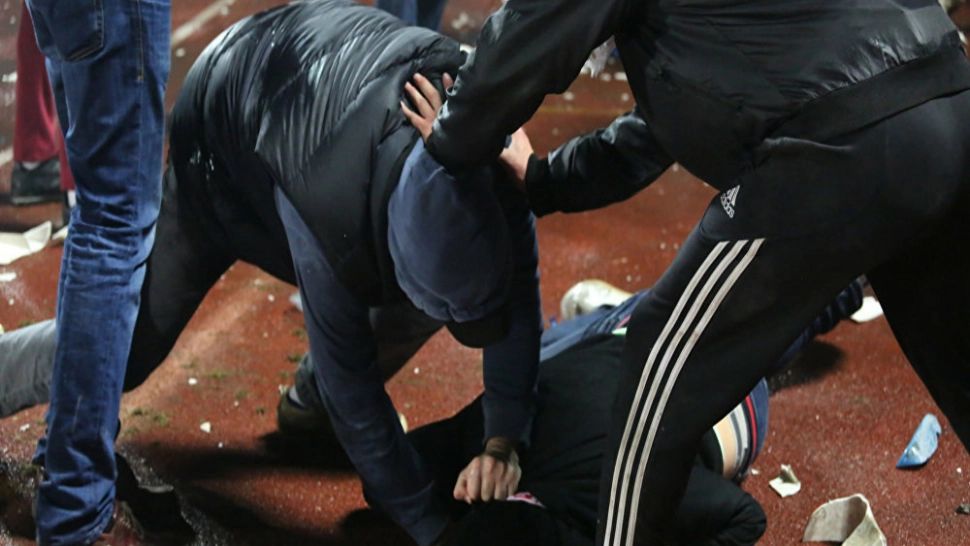 Scene șocante, în Argeș: bătaie cu bâte între două familii. Scandalagiii, potoliți de mascați