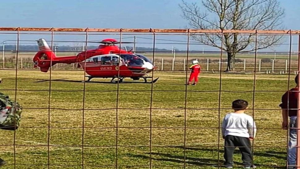 Accident GRAV în județul Giurgiu: Mamă și bebeluș de 9 luni, loviți de un autoturism. Elicopterul SMURD intervine