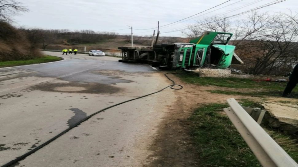 Un autocamion încărcat cu azotat de amoniu, răsturnat pe raza unei localități din județul Călărași