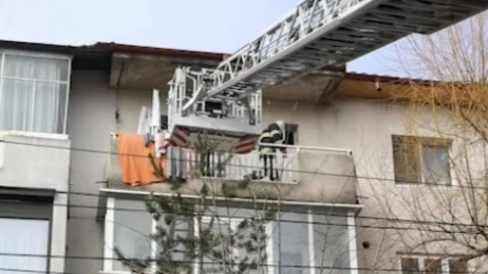 Pompierii, misiune neobișnuită: un copil de 3 ani și-a închis BUNICA pe balcon. Salvatorii, umiți de reacția băiatului - VIDEO
