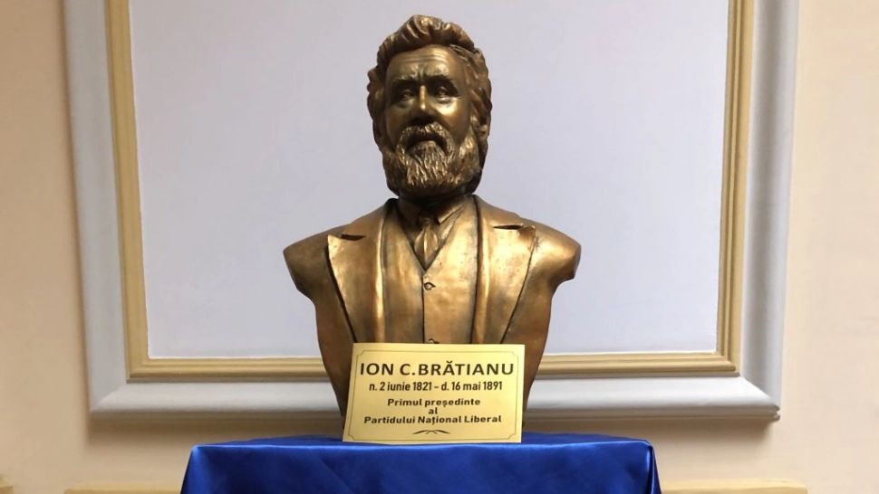 Primarul PSD de Botoșani a mutat bustul lui Ion C. Brătianu din primărie. Scria PNL pe placă