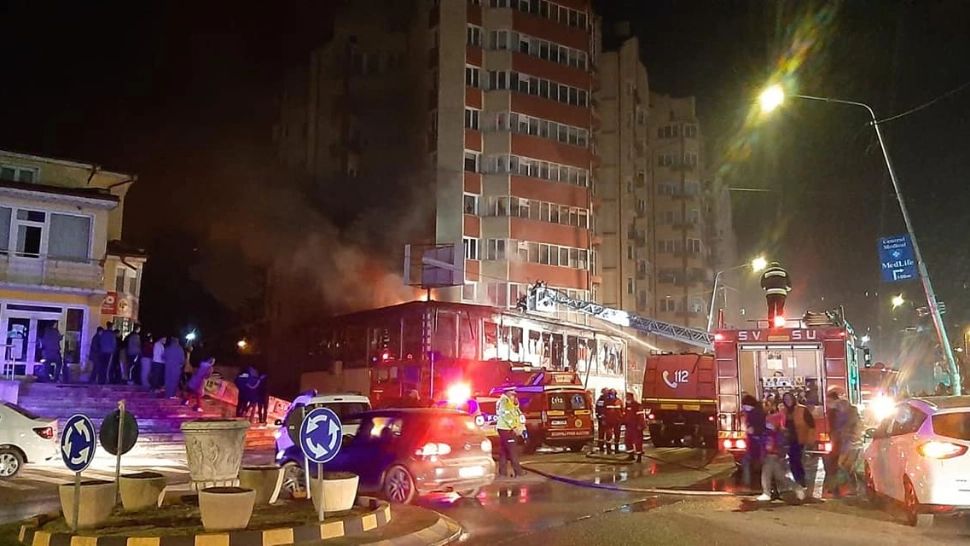 Incendiu violent la un magazin aflat la parterul unui bloc din Petroșani