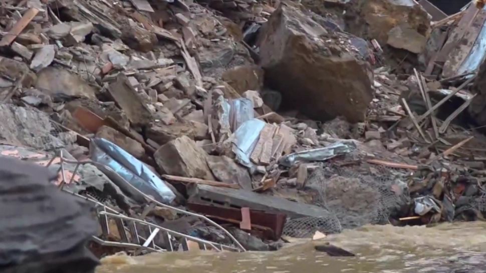 VIDEO Cimitir distrus de o alunecare de teren. Sute de sicrie au ajuns în mare