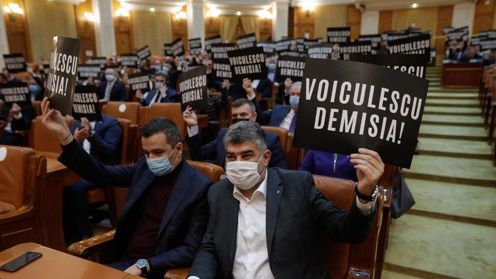 PSD și AUR cer demisia ministrului Sănătății în Parlament! ”Voiculescu – Demisia” este mesajul apărut pe pancarte NEGRE - Social-democrații depun MOȚIUNE