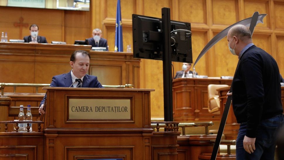 Jigniri, scandal și pancarte în Parlament: Opoziția scandează cu chipul lui Cîțu în brațe și cu o COASĂ din carton - FOTO