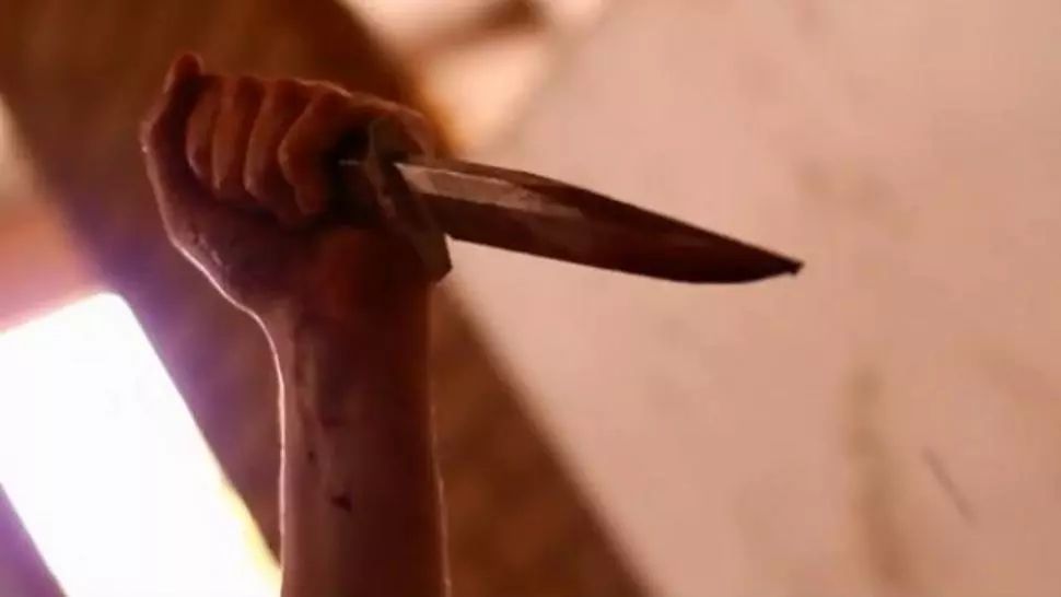 L-a înjunghiat pe omul care l-a adăpostit în casă, apoi s-a aruncat în fântână