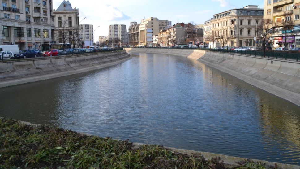 Un bărbat s-a aruncat în râul Dâmbovița chiar în centrul Capitalei. Gestul extrem a fost văzut de mai mulți trecători