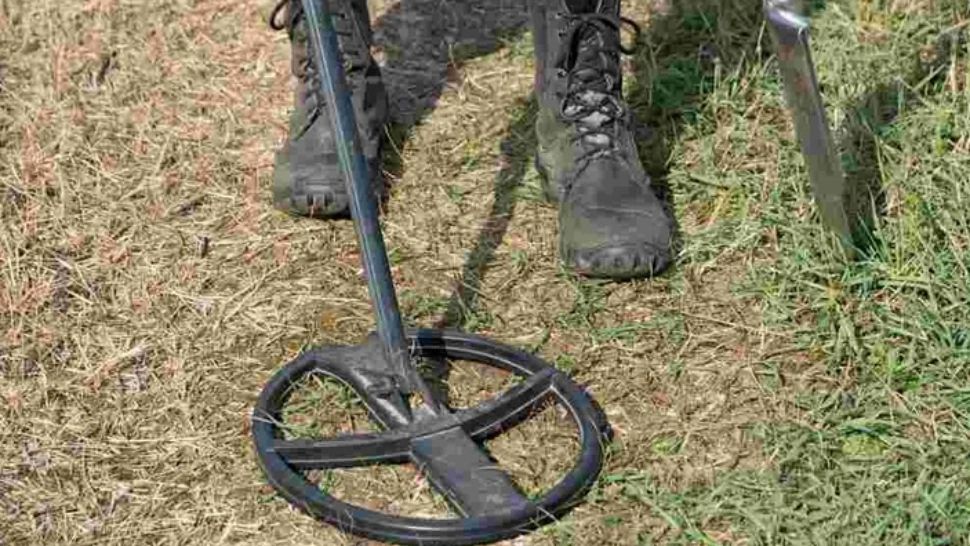 Vânător de COMORI arestat. Ce TEZAUR s-a găsit la percheziții - FOTO